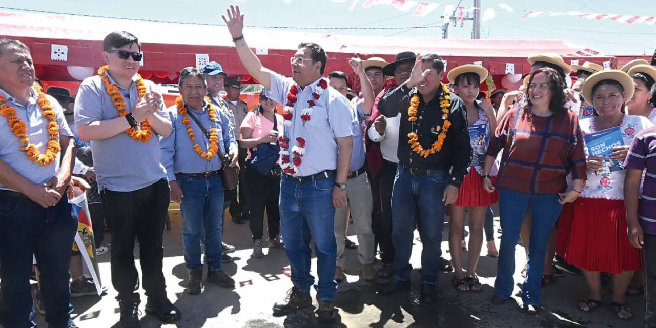El presidente Luis Arce, acompañado de autoridades  en Tarija.