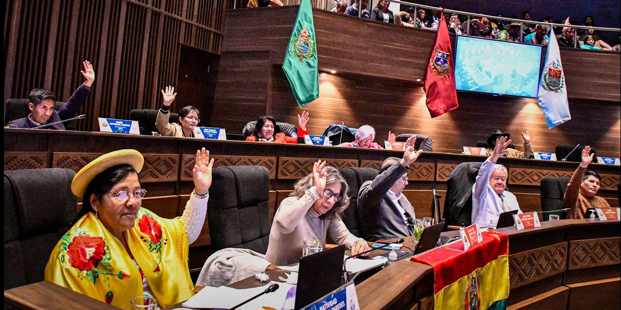 Sesión de la Cámara de Senadores en la que se aprobó el crédito externo de $us 67,5 millones. | Foto: Diputados Bolivia Después de “bloquear” al Gobierno,  el Legislativo destraba los créditos