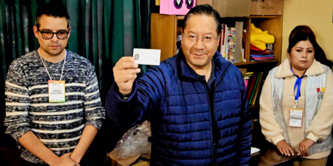 El presidente Luis Arce enseña su carnet de sufragio durante la votación en la segunda vuelta. | Foto: Archivo Lucho Arce asegura que sale “por la puerta grande” y desea lo mejor al nuevo gobierno