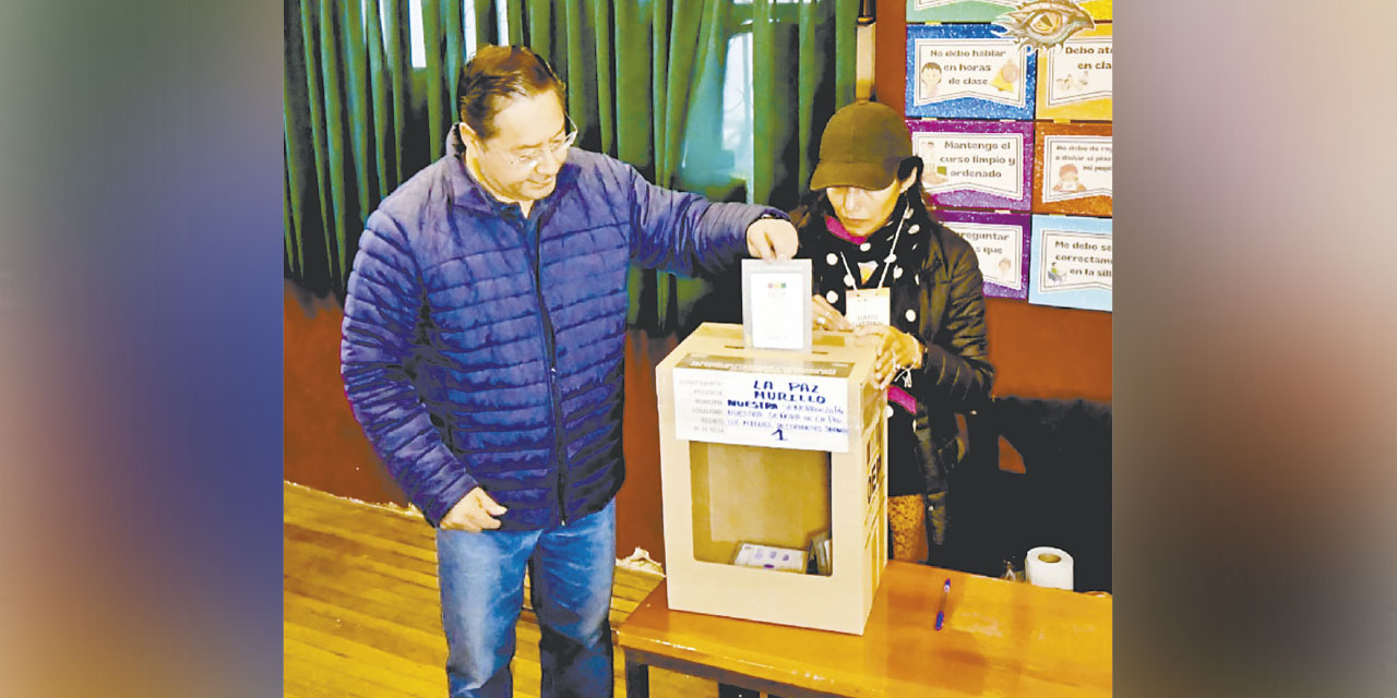 El presidente Luis Arce emite su voto en un centro electoral.  FOTO:  Presidencia
