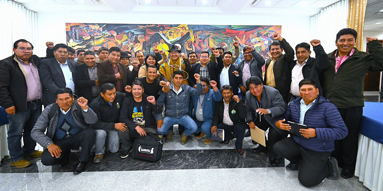 El presidente Luis Arce y los alcaldes de la Asociación de Gobiernos Autónomos Municipales del Departamento de La Paz (Agamdepaz). Foto: Facebook Lucho Arce