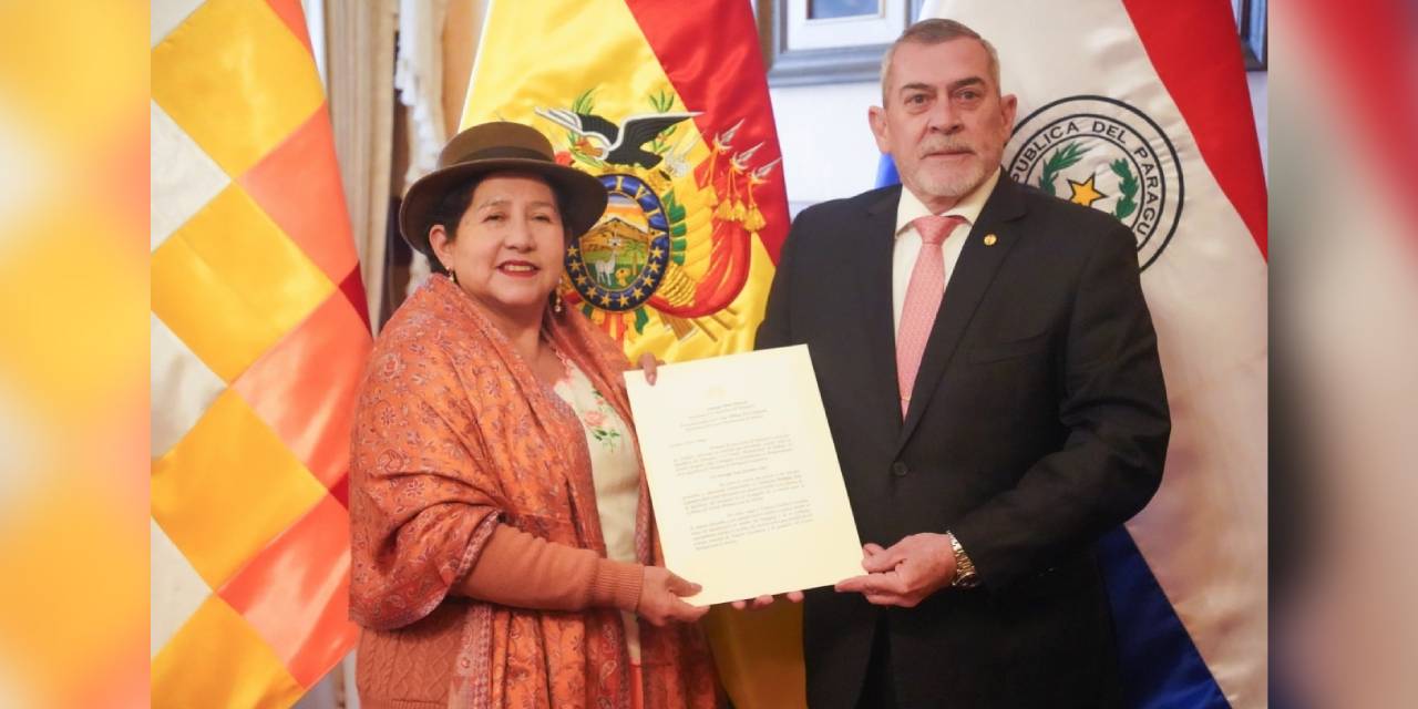 La canciller Celinda Sosa y el nuevo embajador de la República del Paraguay, Enrique José Guerrero Clari. Foto: MRE