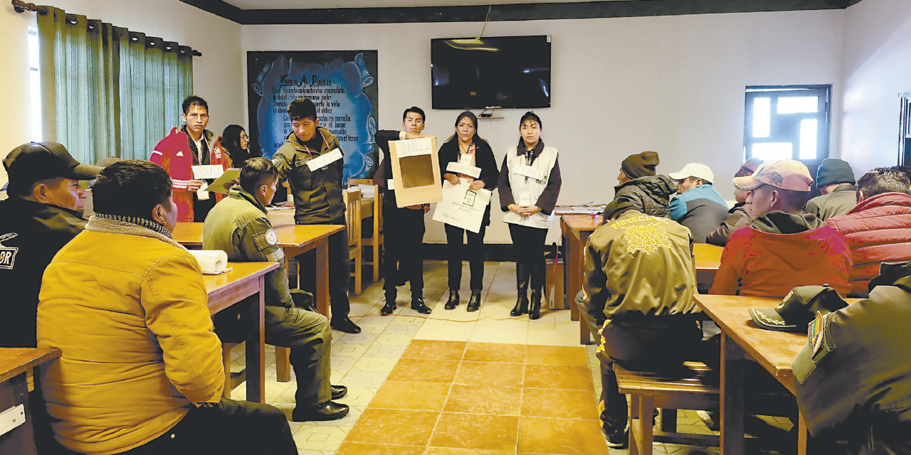 Funcionarios del TED La Paz capacitan al personal policial de la EPI Huayna Potosí, en El Alto. 