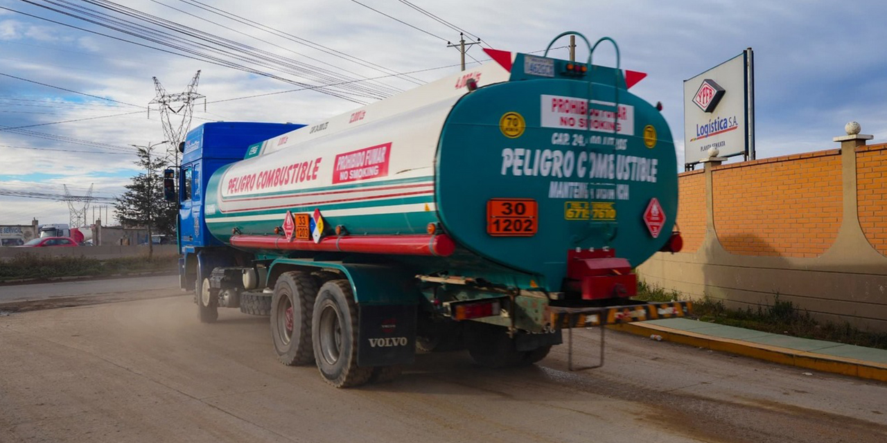 Arce promulga la ley corta para el suministro de combustibles