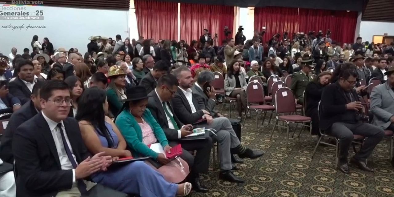 Legisladores electos reciben sus credenciales del TSE