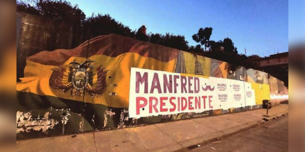 Un mural pintado con propaganda política en la autopista La Paz - El Alto. 