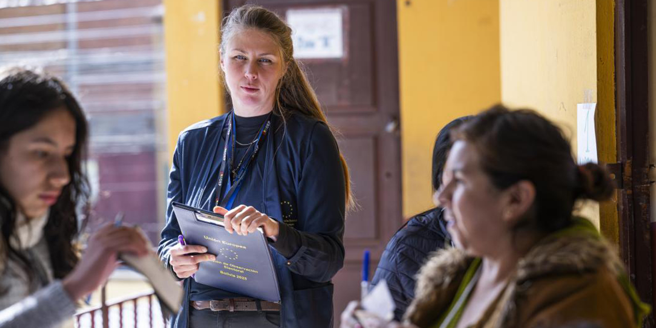 Una observadora de la Unión Europea realiza su labor en un recinto de votación.
