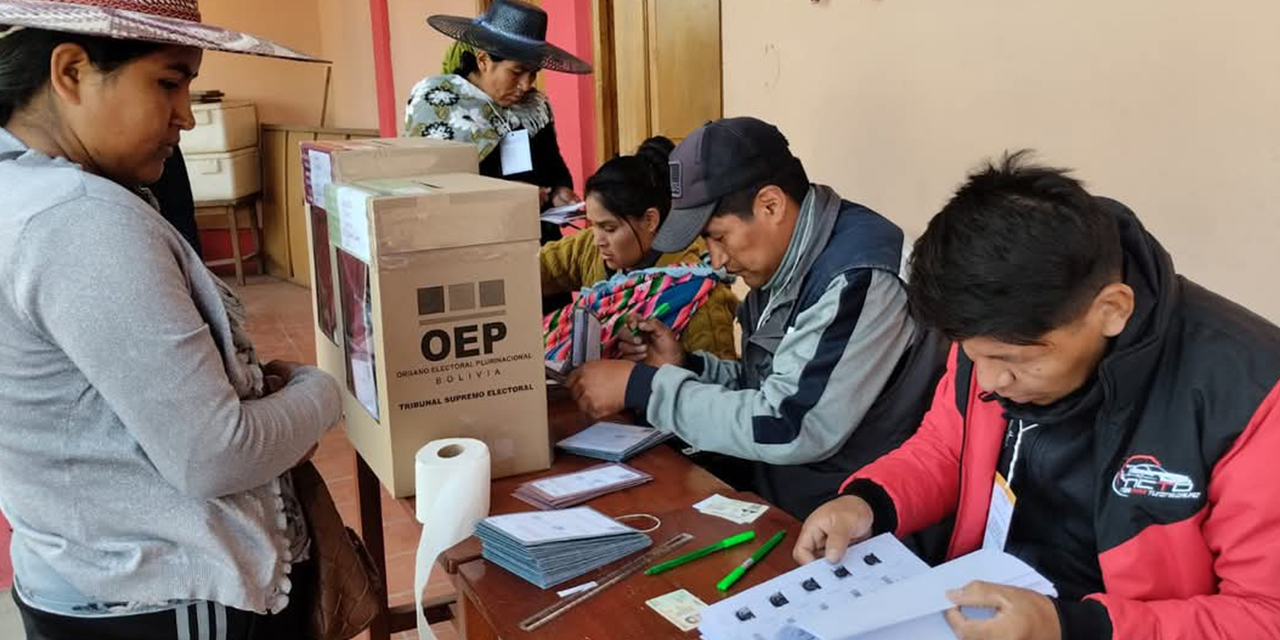 Una ciudadana aguarda a emitir su voto en su mesa de sufragio. 