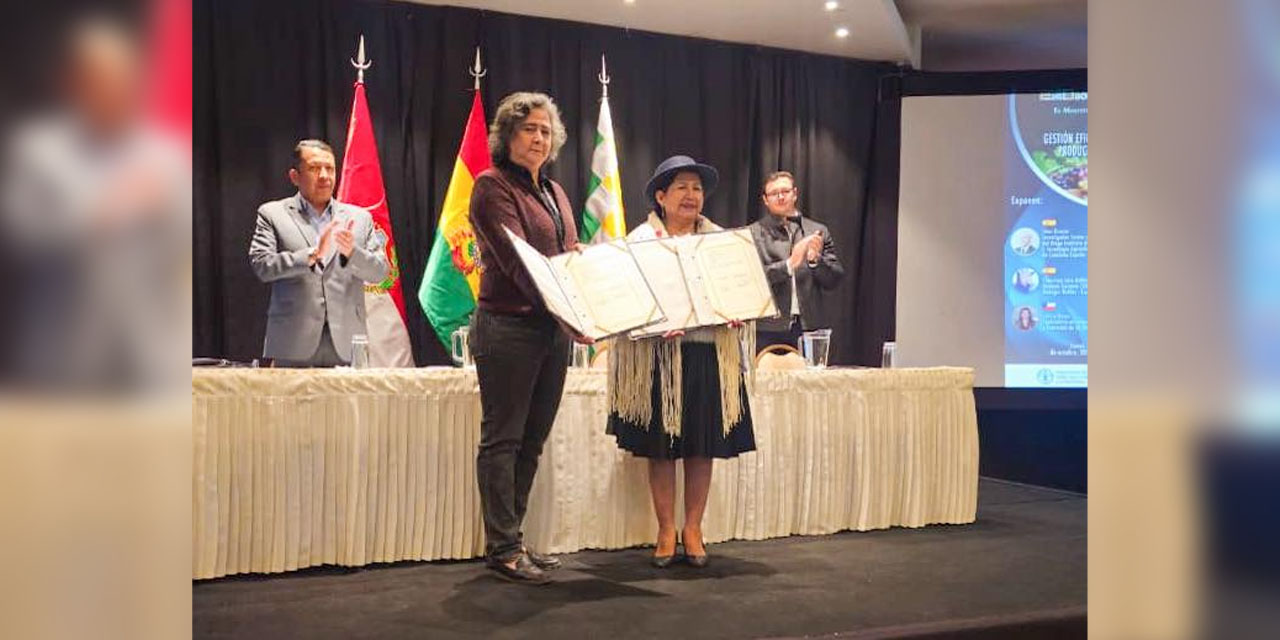 La presidenta de Anivit, Liz Arancibia, y la canciller Celinda Sosa.