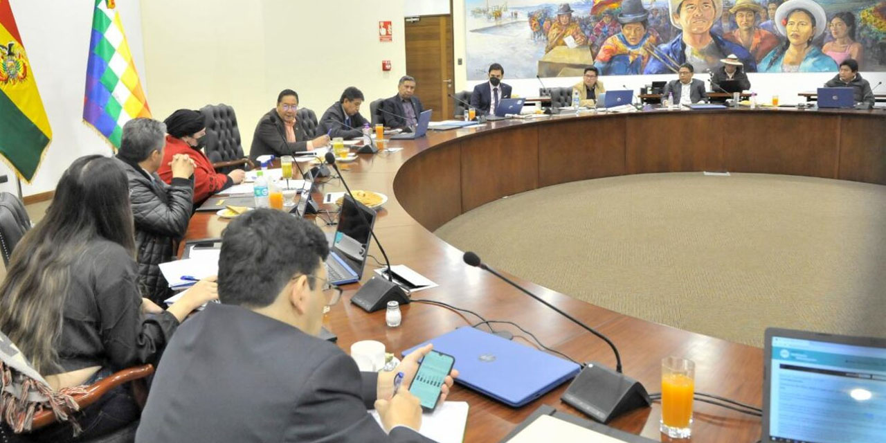 Una reunión de gabinete en Casa Grande del Pueblo.