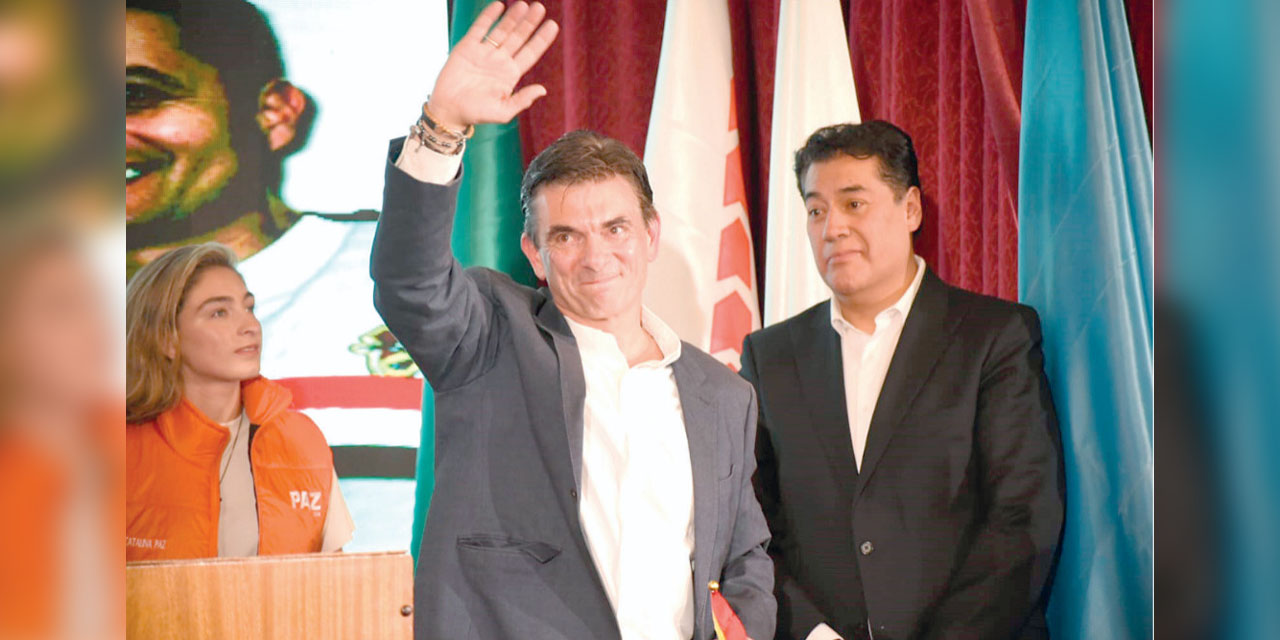 Rodrigo Paz Pereira saluda a la militancia del PDC.