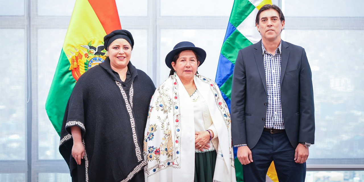 La ministra María Nela Prada, la canciller Celinda Sosa y el representante del PDC Mauricio Zamora. | Foto: RRSS La primera reunión de coordinación marca el inicio de la transición democrática de mando