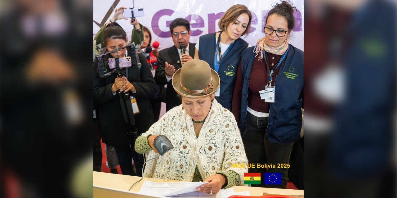La presidenta del TED La Paz demuestra la logística del cómputo a miembros de la Misión de Observación de la Unión Europea.