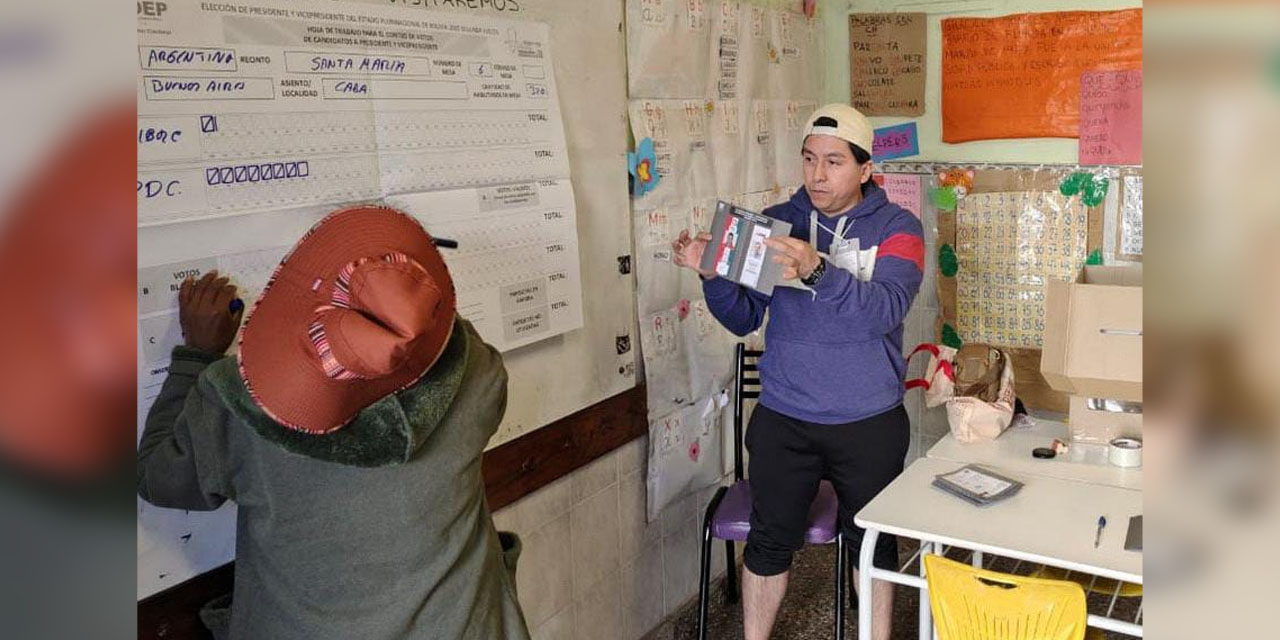 Conteo de votos en el balotaje del domingo 19 de octubre, en La Paz.