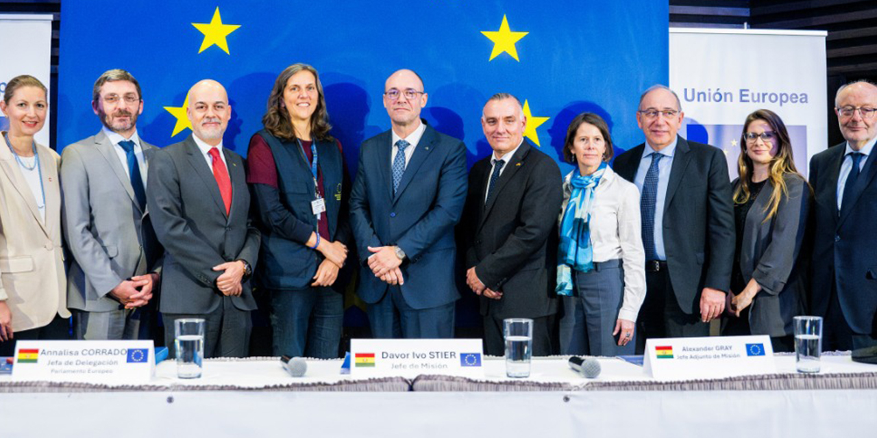 Representantes de la Misión de Observación de la Unión Europea, luego de emitir su informe preliminar.  UE destaca la eficiencia del Sirepre y respalda los resultados con información “de primera mano”