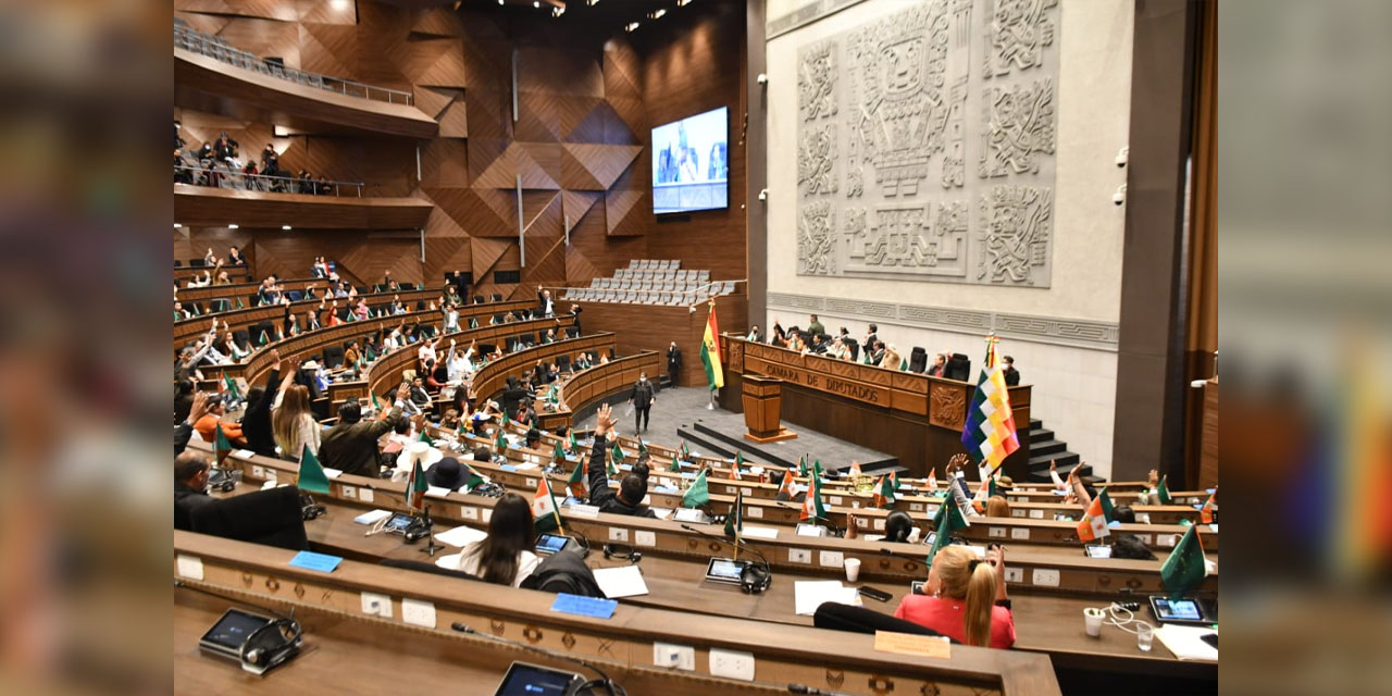 Parlamentarios levantan la mano para aprobar leyes en Diputados.