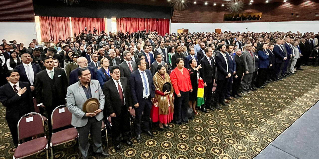 El conjunto de los nuevos legisladores, durante el acto de entrega de credenciales. | Foto: TSE TSE entrega credenciales y pide avanzar en la renovación de vocales y la elección judicial