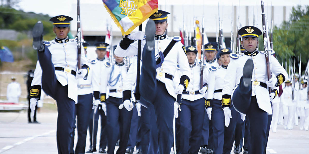 Paso de parada de cadetes de la Escuela Naval Militar en el acto de aniversario. 