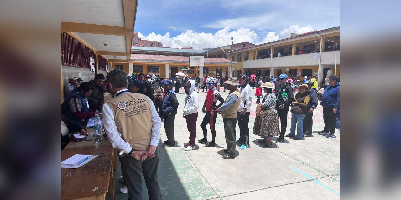 Un veedor de la OEA vigila la votación en una mesa electoral, en un proceso anterior.  Un veedor de la OEA vigila la votación en una mesa electoral, en un proceso anterior.