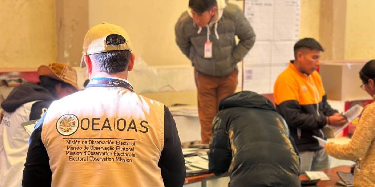 Un observador de la OEA evalúa el procedimiento de votación en un recinto boliviano.
