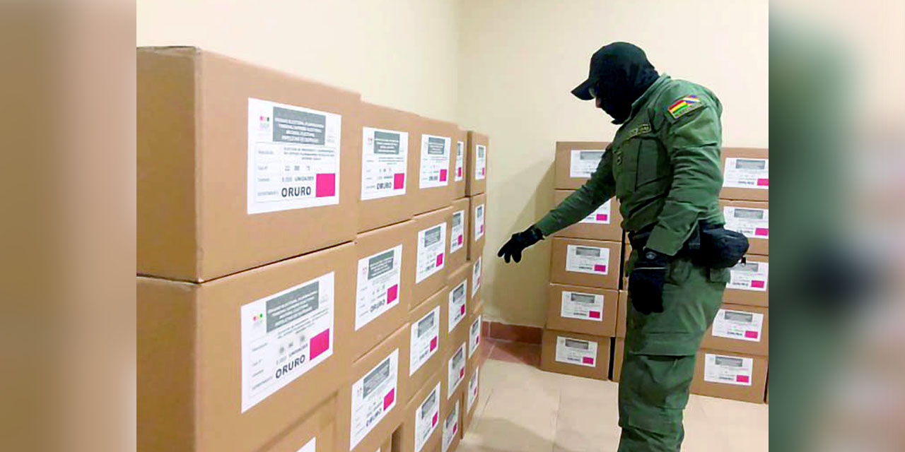 Un efectivo policial hace control y vigilancia de material electoral. 