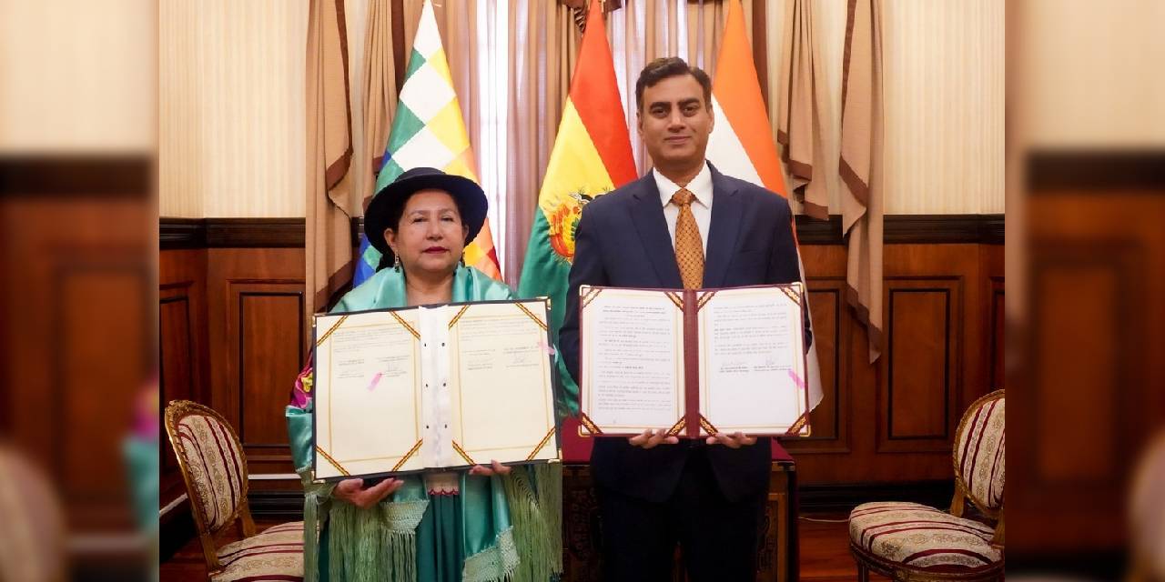 La canciller Celinda Sosa y el embajador de la India en Bolivia, Rohitkumar R. Vadhwana.