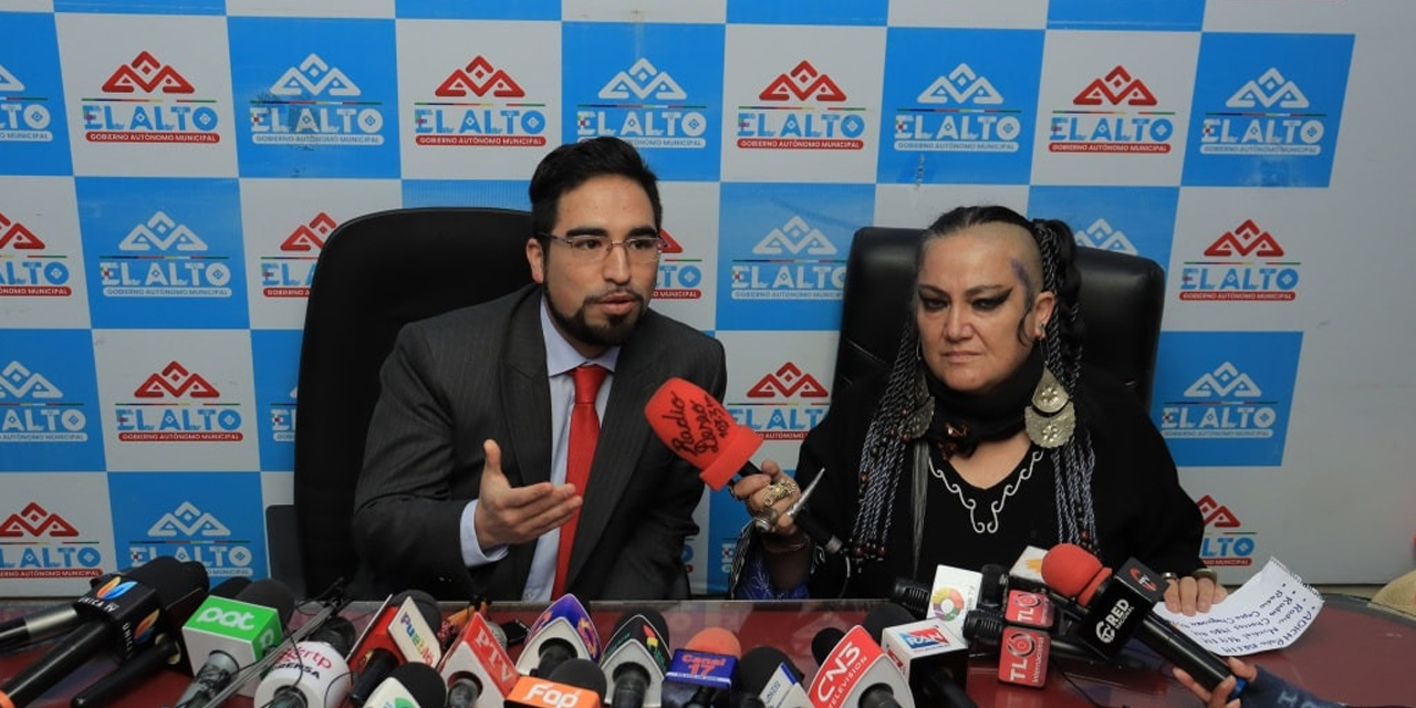 El gerente de RTP, Jorge Luis Palenque, y María Galindo, de radio Deseo. 