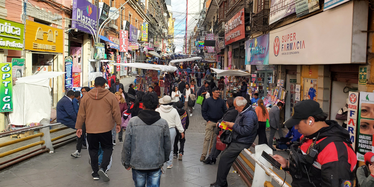 Ciudadanos transitan por la calle Comercio de La Paz.