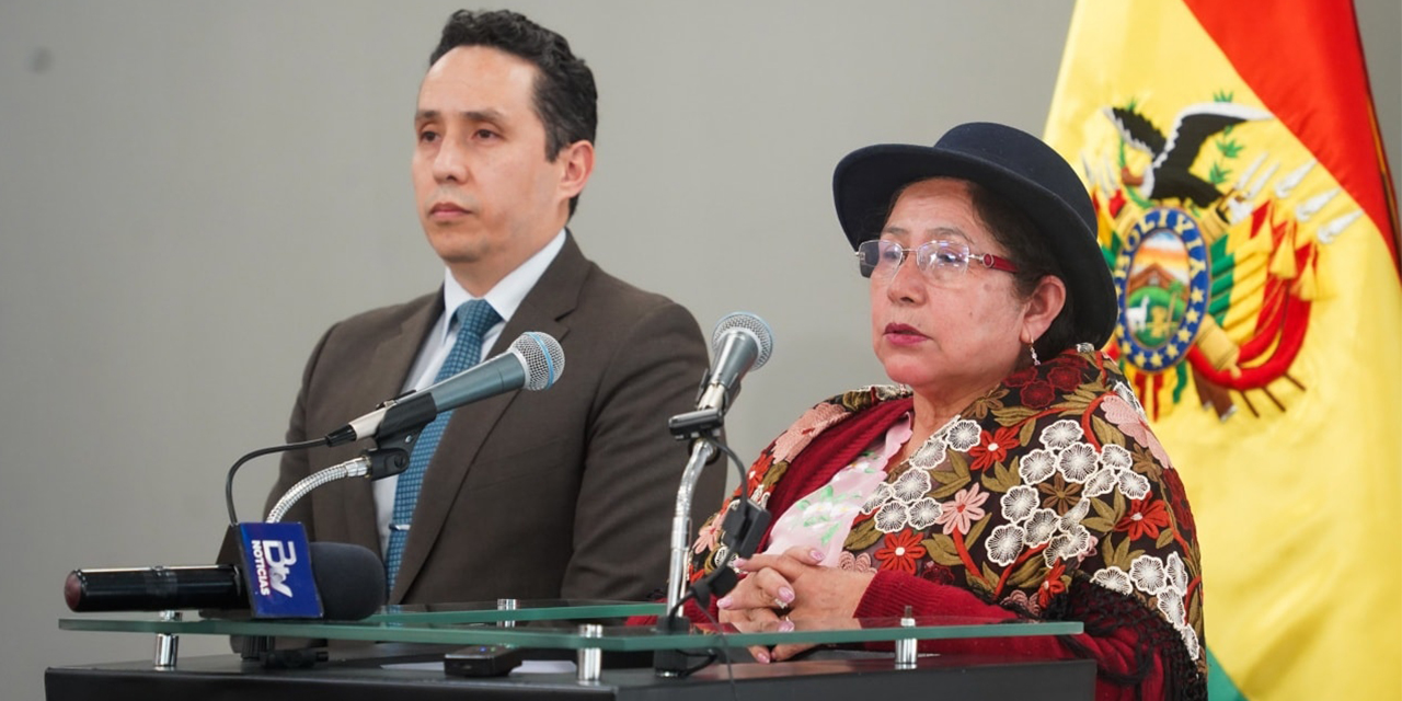 La canciller Celinda Sosa y el viceministro de Gestión Consular e Institucional, Fernando Pérez. Gobierno logra la evacuación de dos familias bolivianas de Gaza