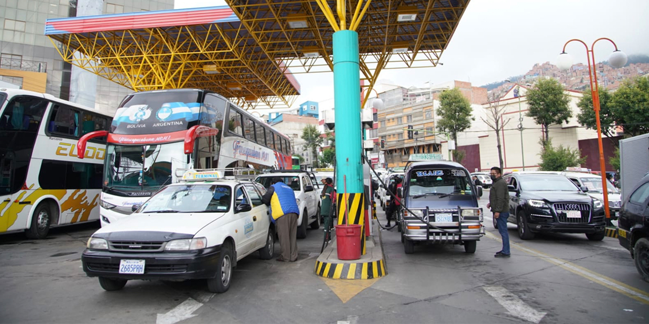 Vehículos en un surtidor de La Paz. | Foto: Archivo Alertan de que aumentará la pobreza en el país si se elimina el subsidio a carburantes