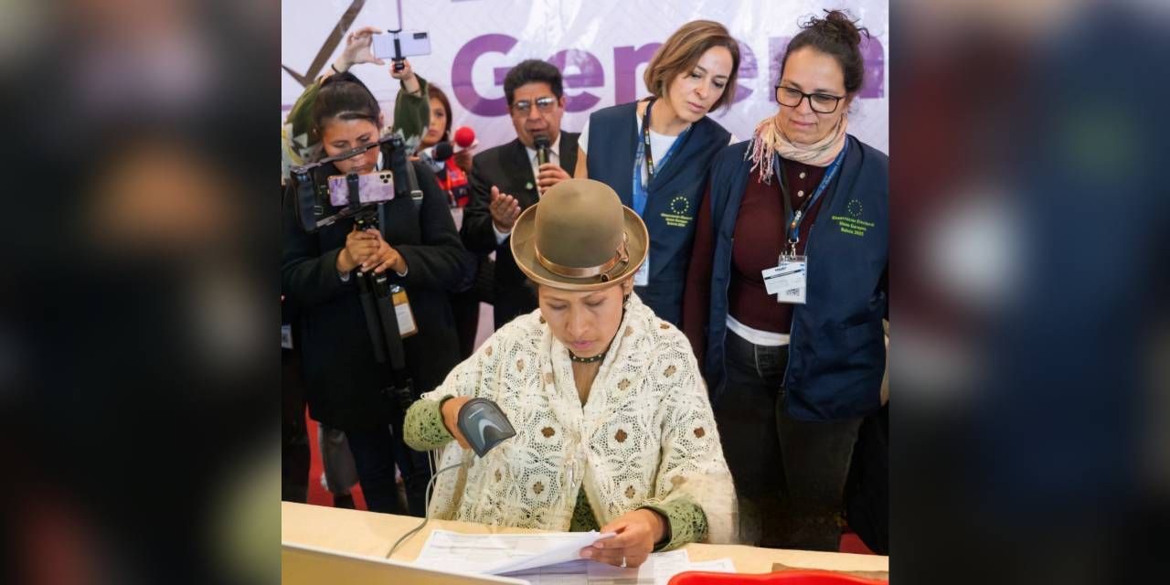 La presidenta del TED de La Paz, Zonia Yujra, y observadores de la UE en el simulacro del Sistema de Consolidación Oficial de Resultados de Cómputo (SCORC). Foto: MOE-UE