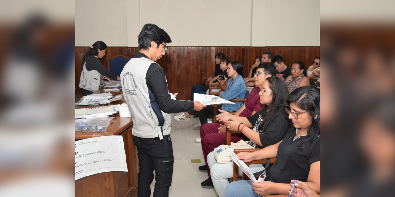 Jurados electorales son capacitados por personal del TSE.