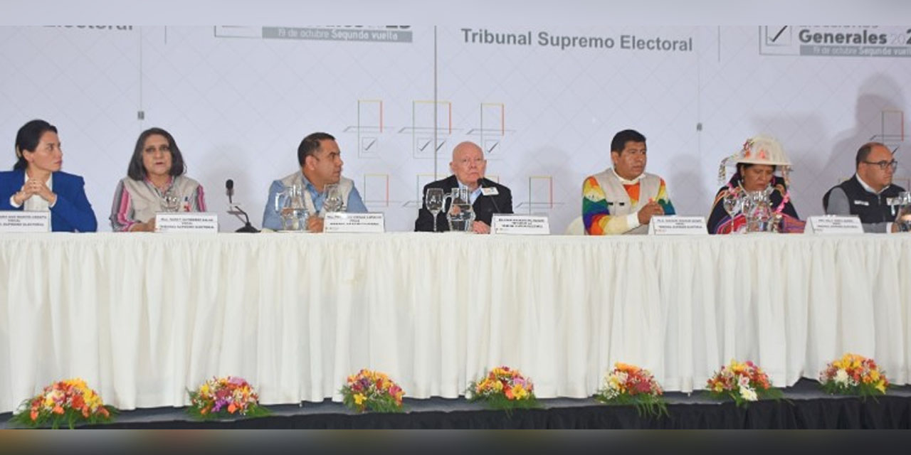 La Sala Plena del TSE, integrada por sus vocales y liderada por el presidente interino, Oscar Hassenteufel (centro).  La Sala Plena del TSE, integrada por sus vocales y liderada por el presidente interino, Oscar Hassenteufel (centro).