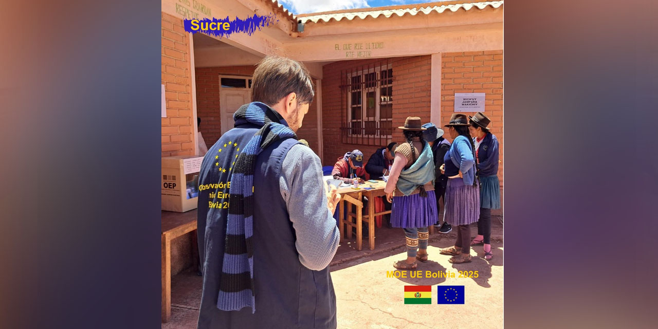 Un integrante de la Misión de Observación de la UE asiste a la votación en un recinto de Sucre.  FOTO:  Misión de Observación de la UE