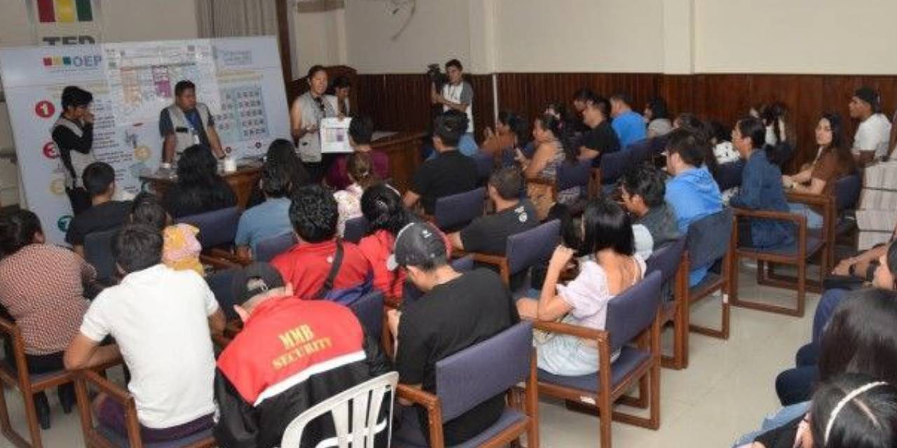Jurados electorales reciben capacitación en un centro permanente en Cochabamba.  