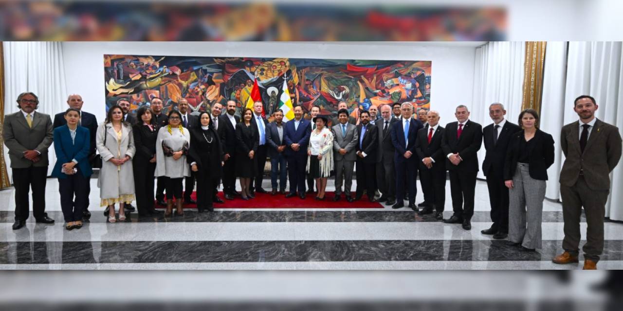 El presidente Luis Arce junto a los embajadores y representantes de organismos internacionales acreditados en Bolivia. Foto: Facebook Lucho Arce