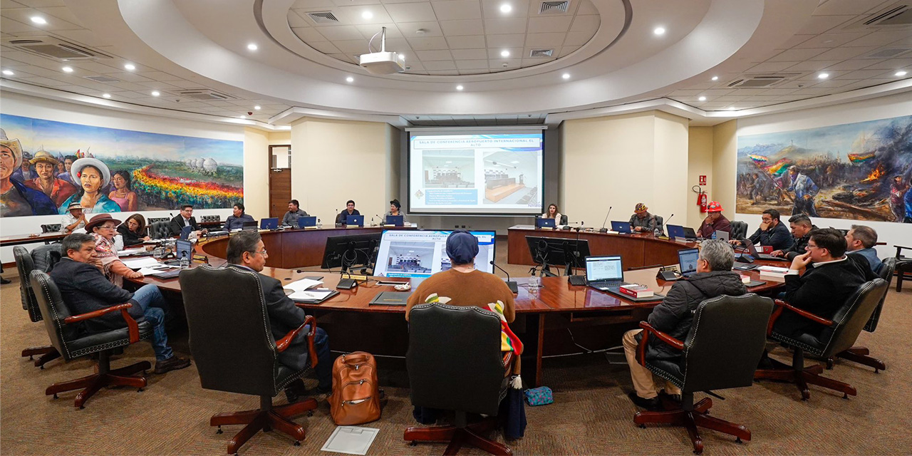 Lucho promulga leyes a favor de niños, prestatarios, carreteras y de la cultura