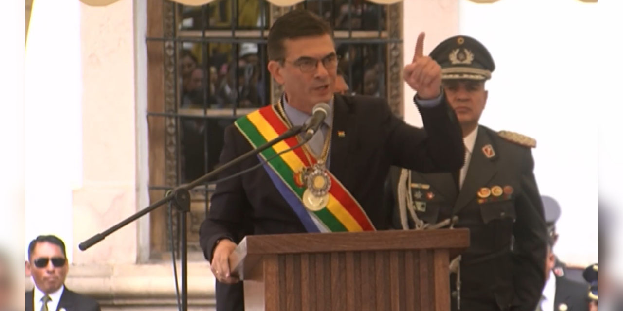 El presidente Rodrigo Paz, en su discurso de este lunes en Sucre. Foto: Captura de Bolivia Tv