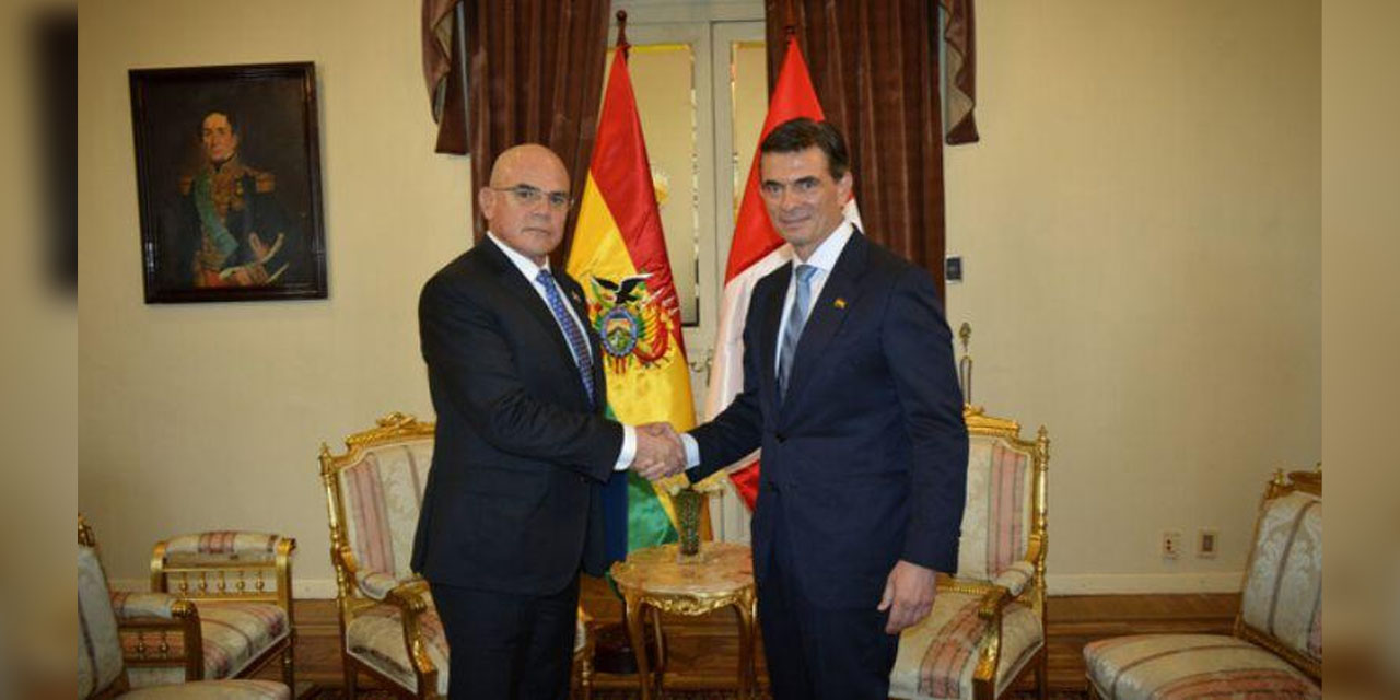 El primer ministro peruano Ernesto Álvarez junto al presidente de Bolivia, Rodrigo Paz. Foto: PCM