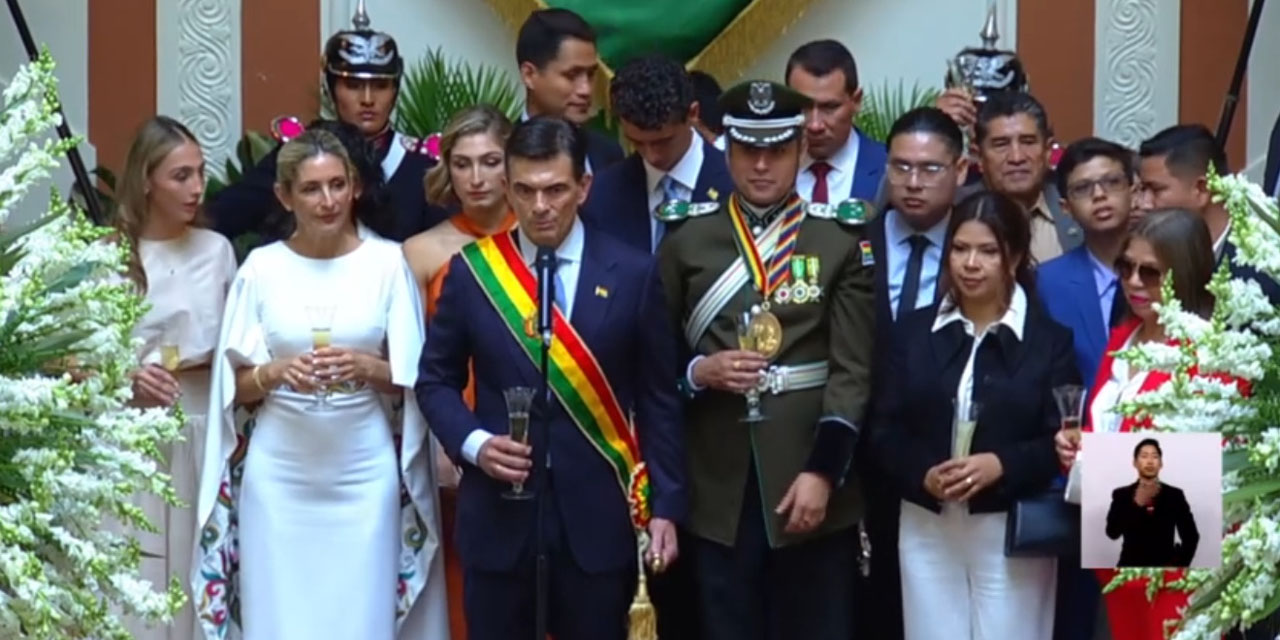 El brindis en el Palacio Quemado, dirigido por el presidente Rodrigo Paz. Foto: Captura de Bolivia Tv