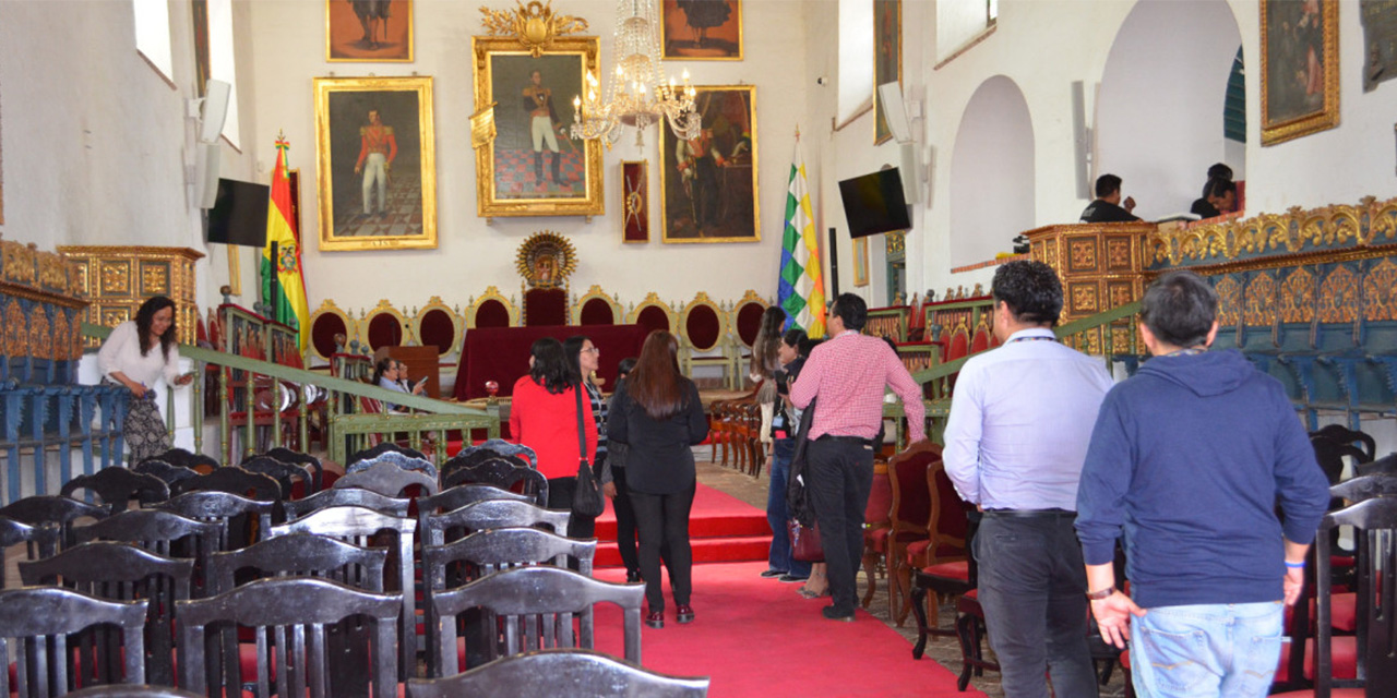 Los actos protocolares se inician con la entrega de credenciales a Paz y Lara