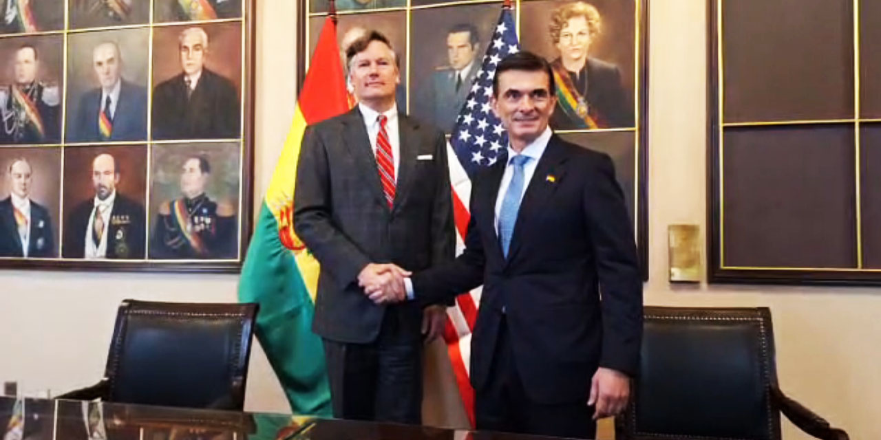 El presidente de Bolivia, Rodrigo Paz, y el subsecretario de Estado de Estados Unidos, Christopher Landau.