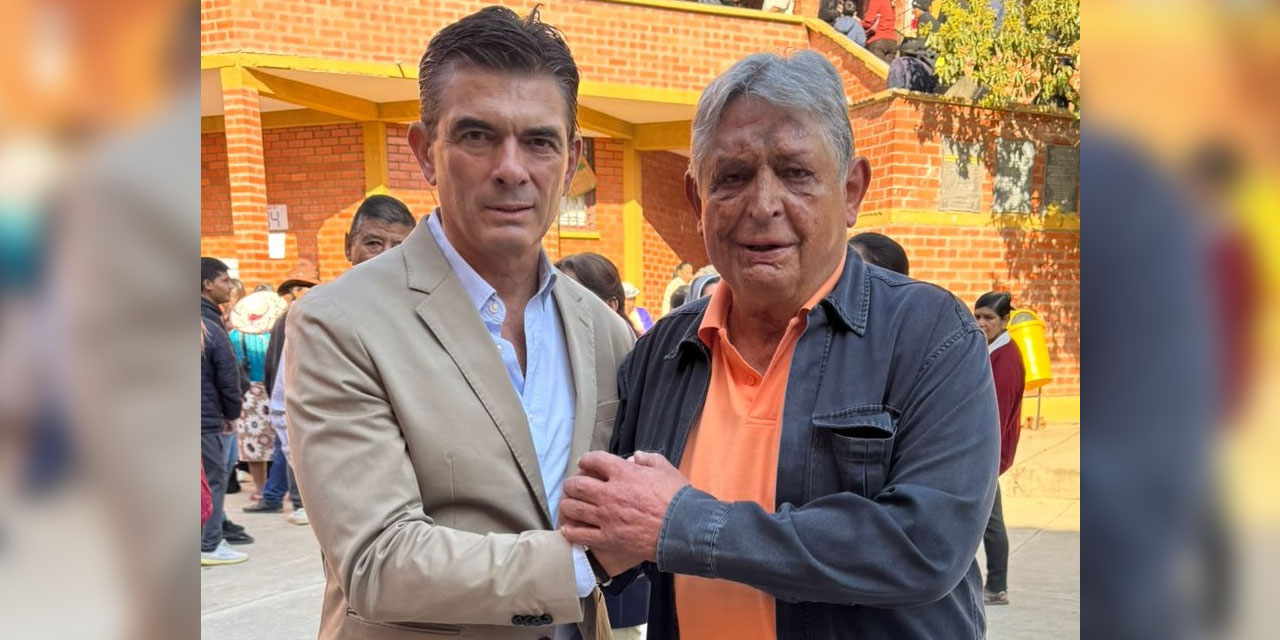 El presidente Rodrigo Paz junto con su padre el expresidente Jaime Paz Zamora. Foto: Redes sociales.