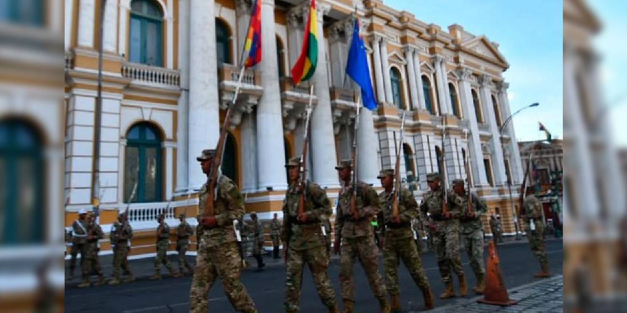 Militares ensayan para el acto de posesión del presidente elecQto Rodrigo Paz, frente a la Asamblea Legisltiva.