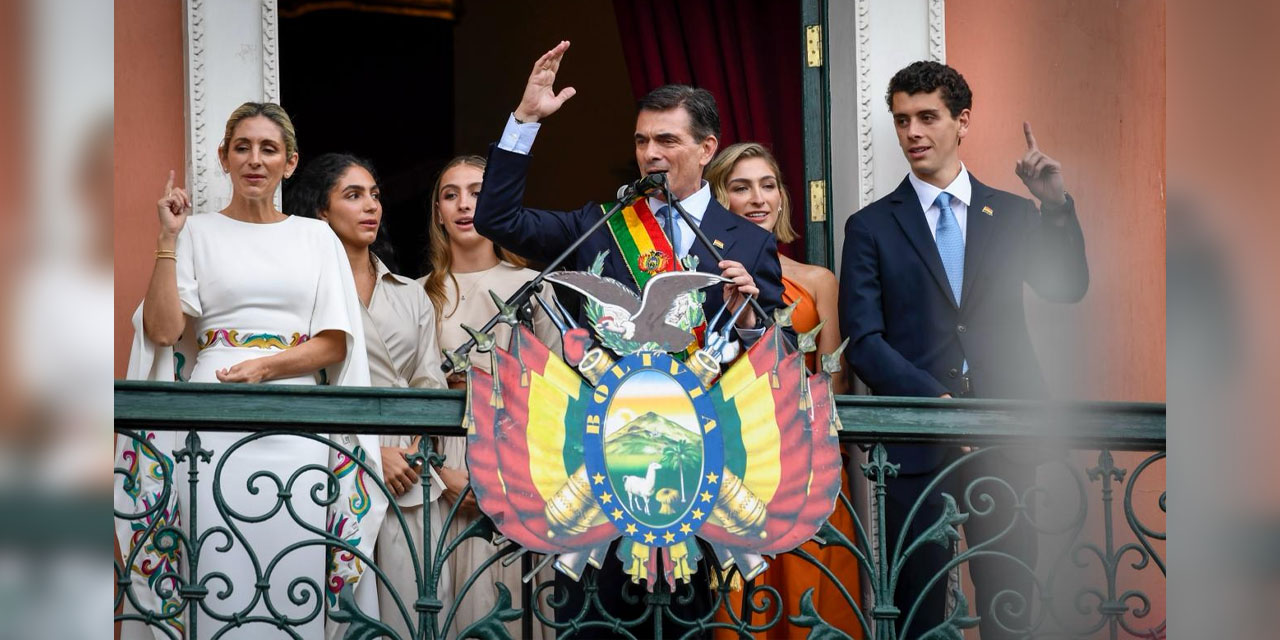 El presidente de Bolivia  Rodrigo Paz se dirige a la nación desde el Palco presidencial. Foto: ABI / Josué Cortez