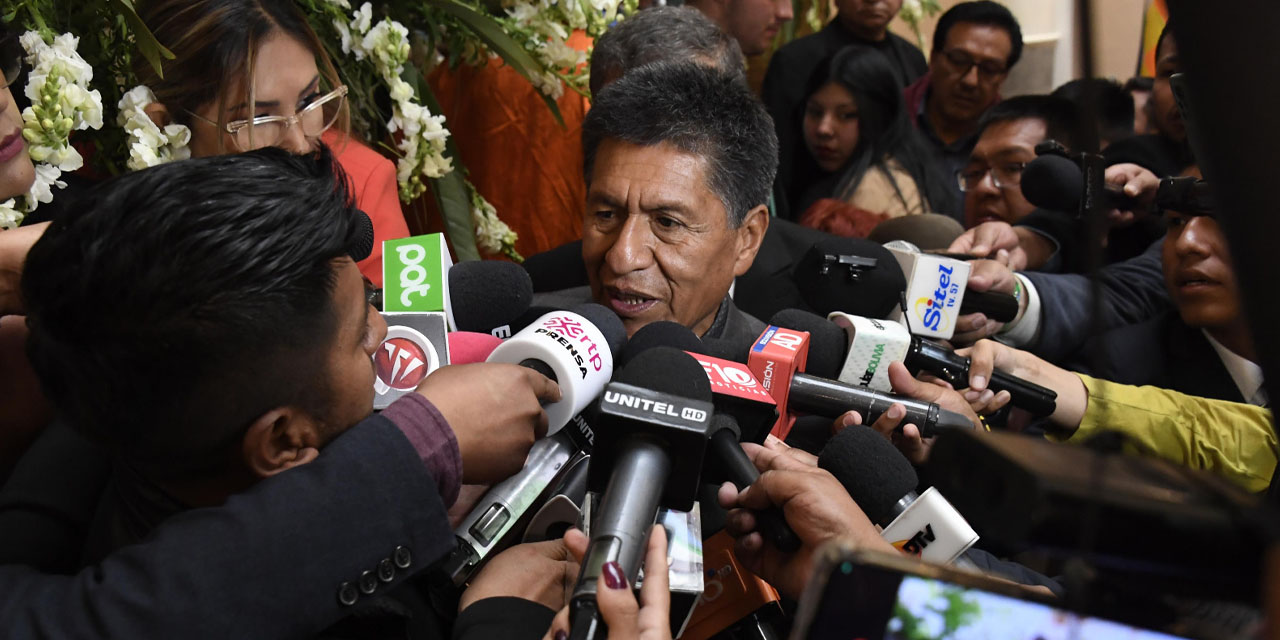 El Ministro de Trabajo en su primer contacto con la prensa.