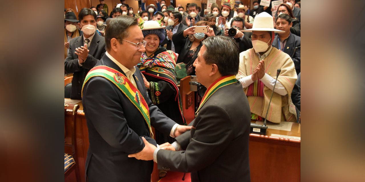 El presidente Arce y el vicepresidente Choquehuanca en la transmisión de mando del 2020.