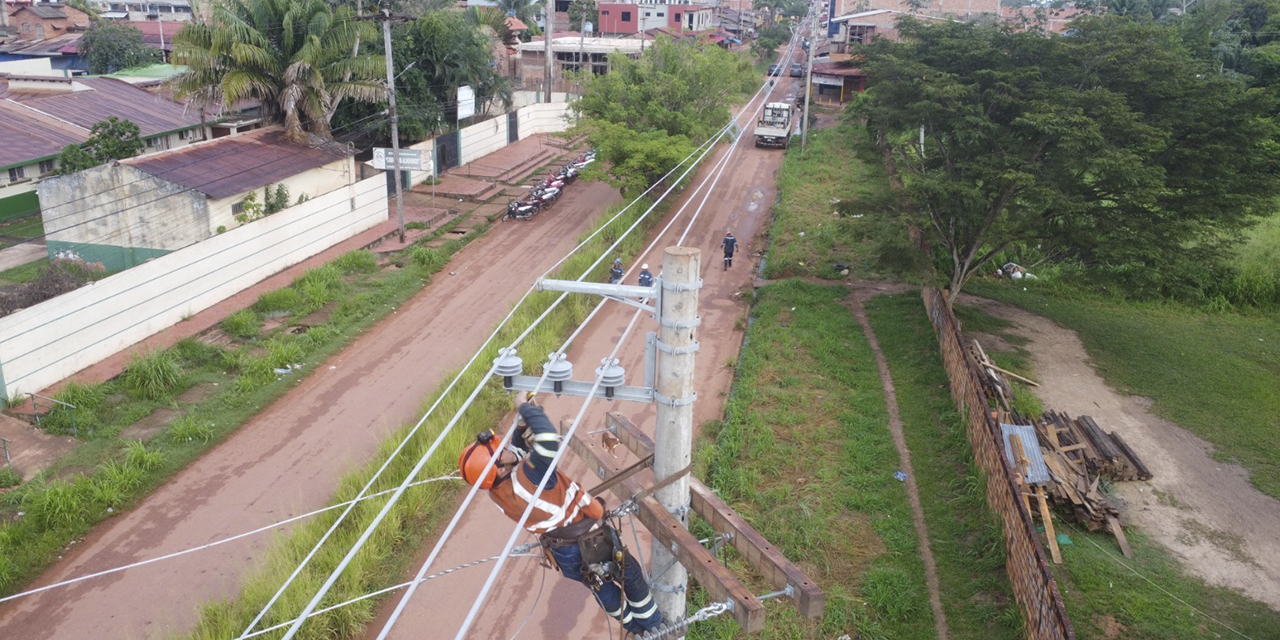 Personal de ENDE en las labores de mejora de la red eléctrica de Riberalta.