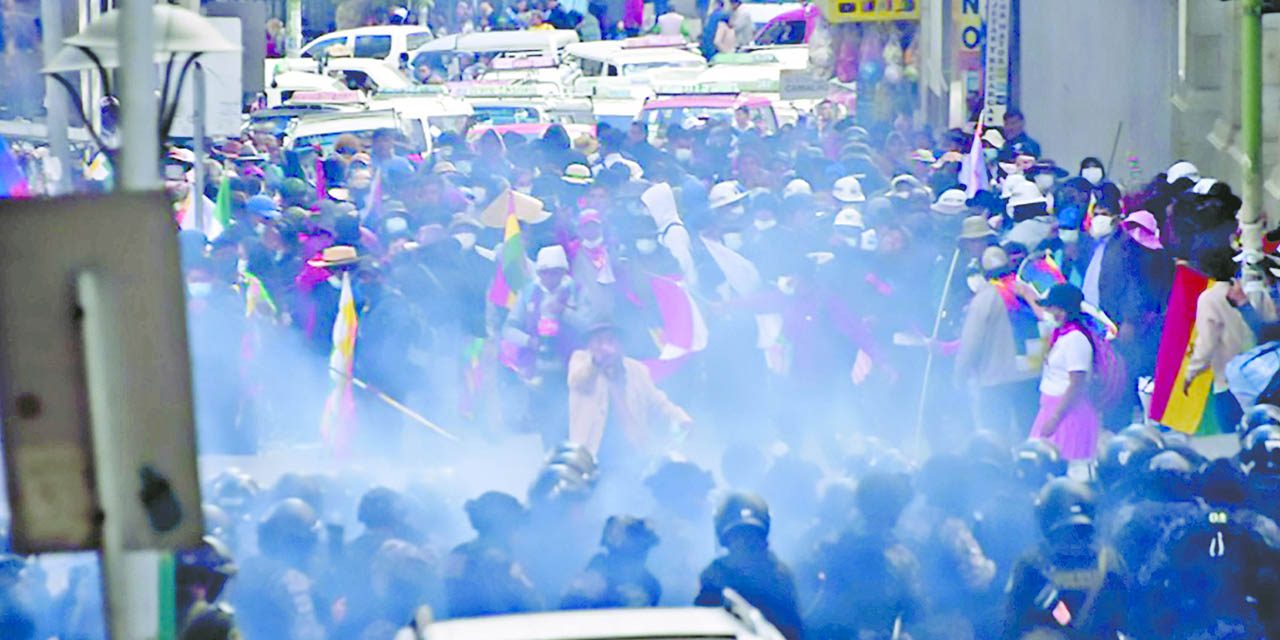 La marcha evista en su intento de ingresar a la plaza Murillo.