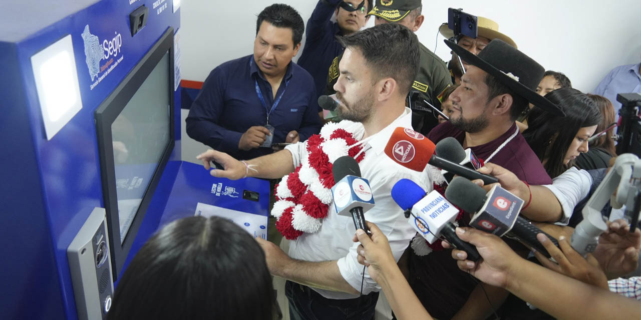 El ministro de Gobierno, Eduardo Del Castillo, utiliza la máquina del Segip.